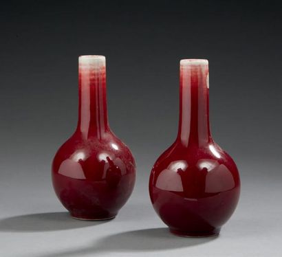 CHINE Paire de petits vases en porcelaine à couverte monochrome sang de boeuf.
Au...