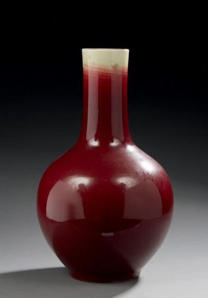 CHINE Vase bouteille en porcelaine à couverte monochrome sang de boeuf.
XXe siècle.
H.:...