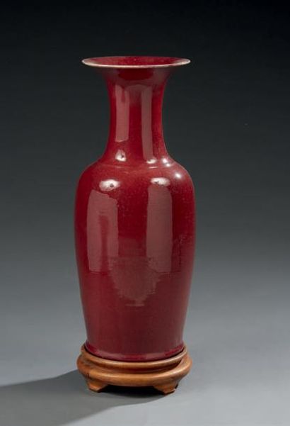 CHINE Vase de forme balustre en porcelaine à fond monochrome sang de boeuf.
Premier...