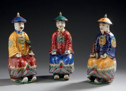 CHINE Trois personnages assis en tenue traditionnelle, décorés en polychromie.
Fin...