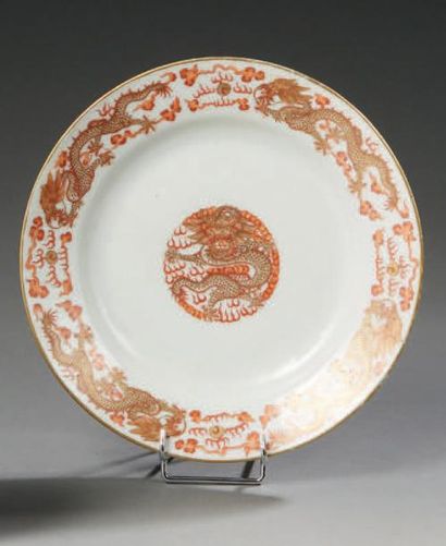 CHINE Assiette en porcelaine de forme circulaire à décor sur l'aile de quatre de...