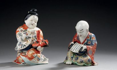 JAPON (SATSUMA) 
Deux figurines en porcelaine représentant un scribe assis lisant...