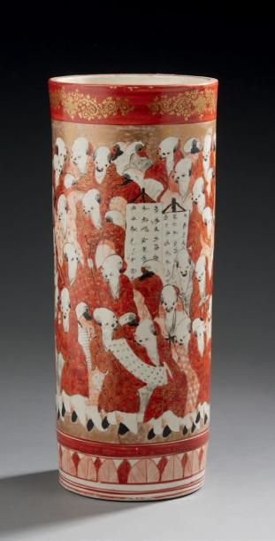 JAPON (SATSUMA) 
Vase cylindrique en porcelaine décorée en polychromie et or de moines...