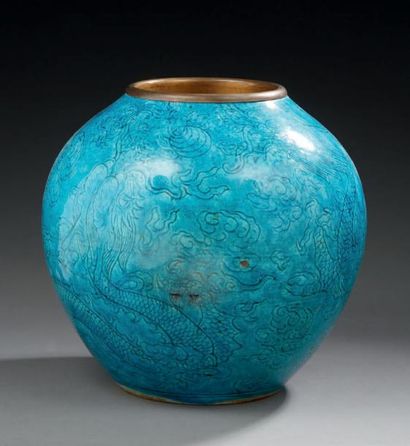 CHINE Vase en porcelaine émaillée bleu turquoise à décor incisé de dragons à la recherche...