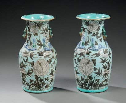 CHINE Paire de vases en porcelaine de forme balustre à fond bleu turquoise, décorés...