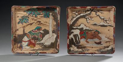 JAPON Quatre plateaux de forme carré en céramique décorée sur couverte de scènes...
