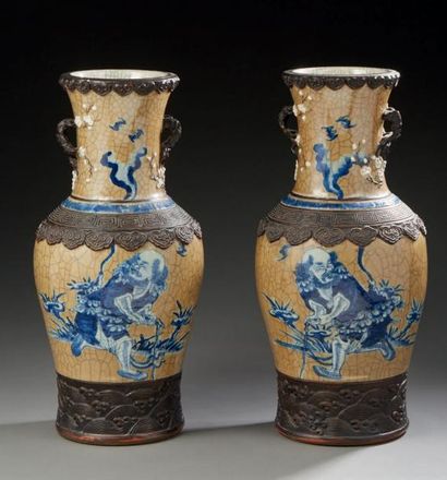 CHINE (NANKIN) 
Paire de vases de formes balustres en grès porcelaineux, décorés...
