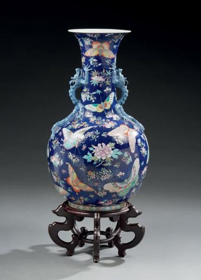 CHINE Important vase en porcelaine de forme balustre à deux anses formées de chimères...