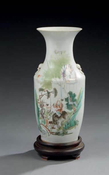 CHINE Vase en porcelaine de forme balustre décoré en polychromie d'une scène représentant...