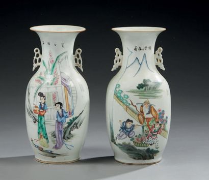 CHINE Paire de vases en porcelaine de forme balustre décorés en émaux de la famille...