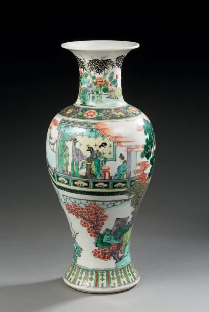 CHINE Vase en porcelaine de forme balustre décoré en émaux de la famille verte de...