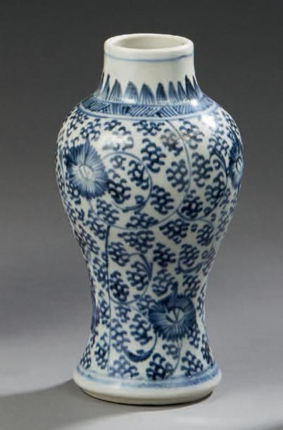CHINE Petit vase balustre en porcelaine décoré en bleu sous-couverte de fleurs.
Fin...