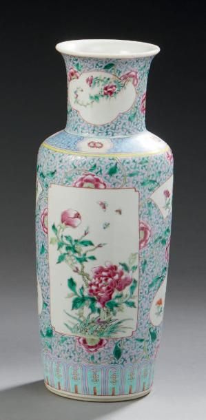 CHINE Vase rouleau en porcelaine décoré en émaux de la famille rose de branches fleuries...