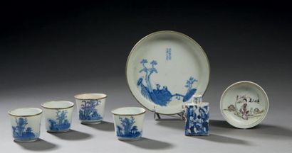 VIETNAM ou CHINE POUR VIETNAM Ensemble en porcelaine comprenant quatre petites tasses,...