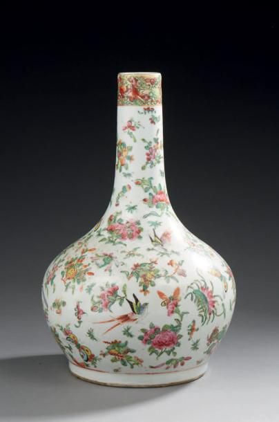 CHINE Vase bouteille en porcelaine décoré en émaux de la famille rose de fleurs de...