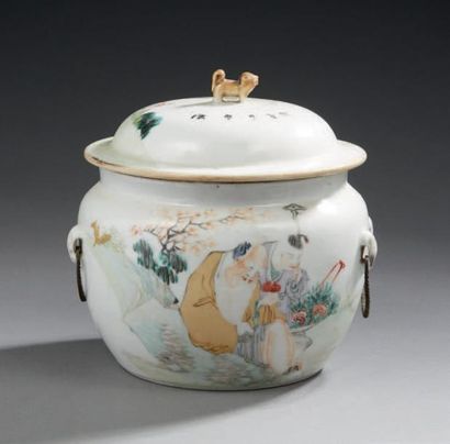 CHINE Pot couvert en porcelaine décoré en émaux de la famille rose d'un sage et de...