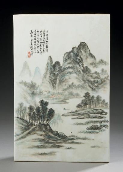 CHINE Plaque murale rectangulaire en porcelaine décorée d'un paysage montagneux avec...
