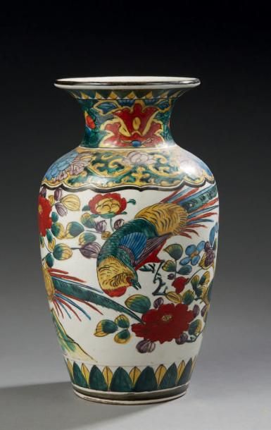 JAPON (Kutani) 
Vase de forme balustre en porcelaine décoré en polychromie de deux...