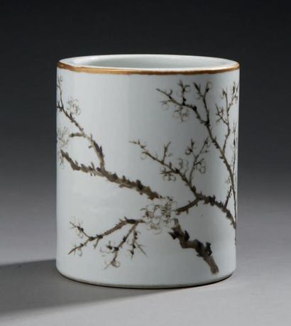 CHINE Porte-pinceaux en porcelaine de forme cylindrique figurant un prunus en fleurs.
Marque...
