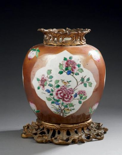 CHINE Pot à gingembre en porcelaine décoré de fleurs en polychromie sur fond capucin.
XVIIIe...
