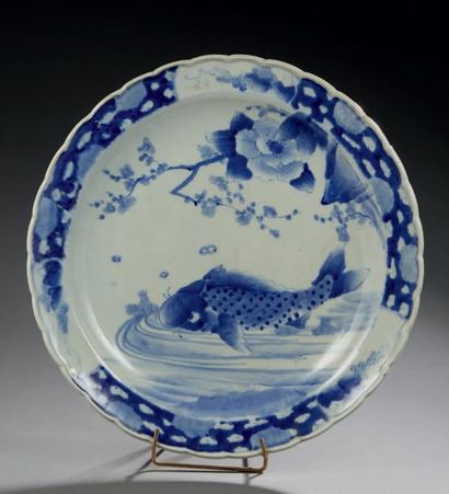 JAPON (ARITA) 
Paire de grands plats en porcelaine à bordure polylobée décorés en...