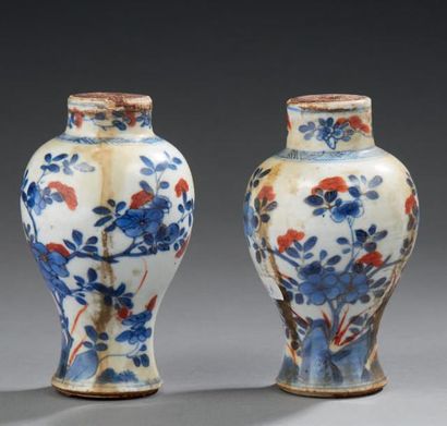 CHINE Paire de petits vases de forme balustre en porcelaine, décorés dans la palette...