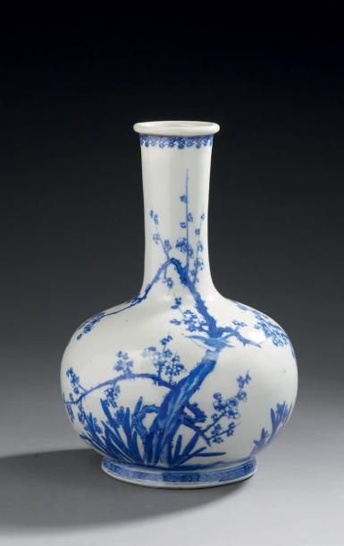 CHINE Vase bouteille en porcelaine, décoré en bleu sous-couverte d'un prunus en fleur...