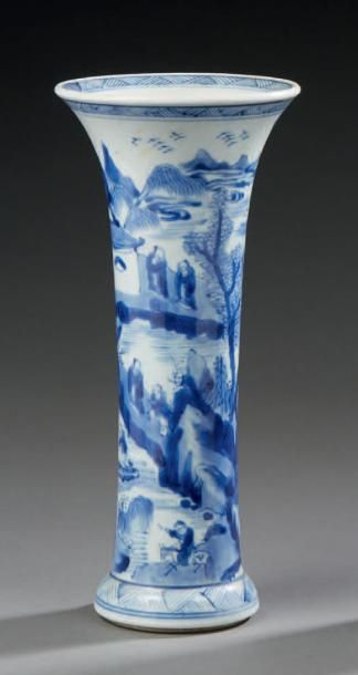 CHINE Vase de forme cornet en porcelaine, décoré en bleu sous-couverte de nombreux...