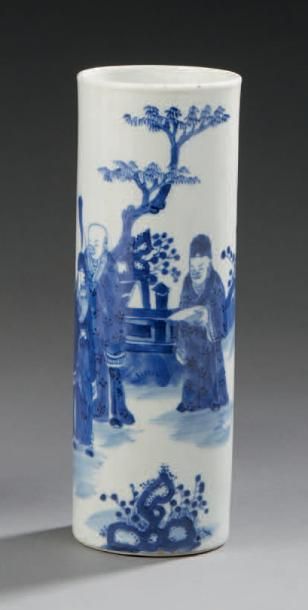 CHINE Porte-pinceaux cylindrique en porcelaine, décoré en bleu sous-couverte de trois...