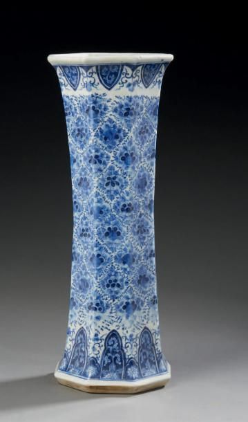 CHINE Vase cornet de forme octogonale en porcelaine décoré en bleu sous-couverte...