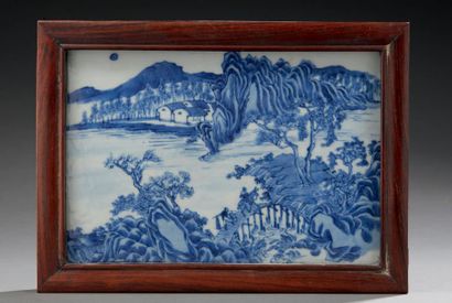 CHINE Plaque murale rectangulaire en porcelaine décorée en bleu sous-couverte de...