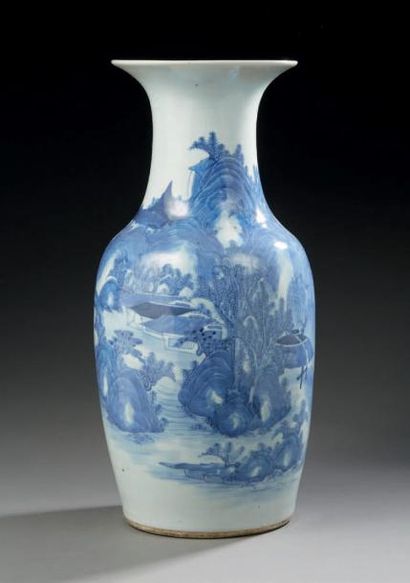 CHINE Vase en porcelaine de forme balustre, décoré en bleu sous-couverte d'un paysage...