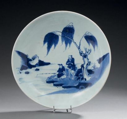 CHINE Plat circulaire en porcelaine, décoré d'une scène représentant deux pêcheurs...