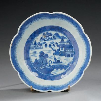 CHINE Coupe en porcelaine de forme polylobée décorée en bleu sous-couverte d'un paysage...