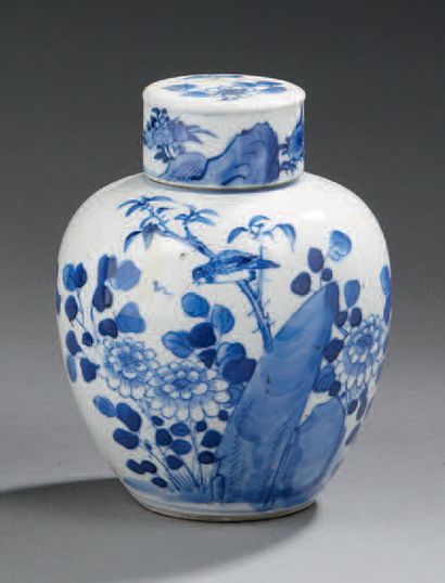 CHINE Petit pot à gingembre en porcelaine, décoré en bleu sous-couverte d'un rocher...