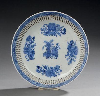 CHINE Coupe circulaire en porcelaine ajourée sur la bordure, décorée en bleu blanc...