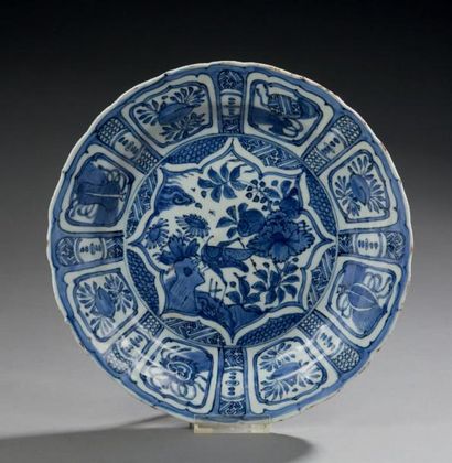 CHINE Plat rond à bordure contournée en porcelaine à décor dit "karak", en bleu sous-couverte,...