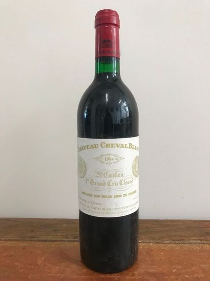 Une bouteille de Château Cheval Blanc, Saint-Emilion...
