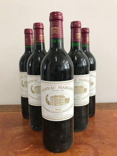 Une caisse de six bouteilles de Château Margaux,...
