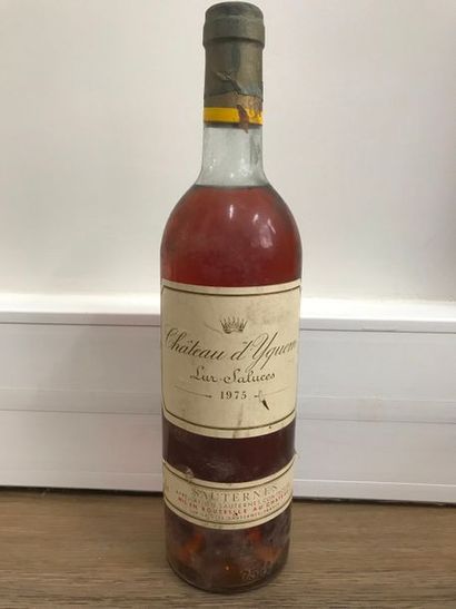 null Une bouteille de Château Yquem, Sauternes, 1975.