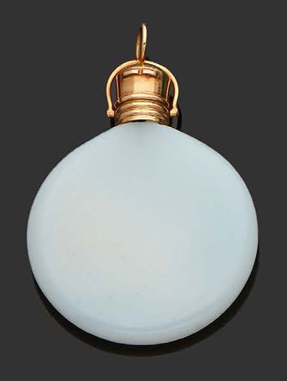 null Flacon de parfum pendentif en verre opalin, le bouchon en or jaune 18K (750).
H.:...