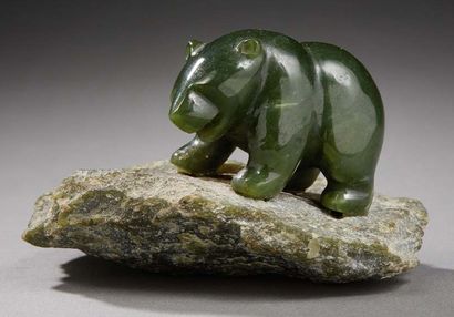 null Presse papier en jade sculpté figurant un ourson sur un socle en pierre brute....