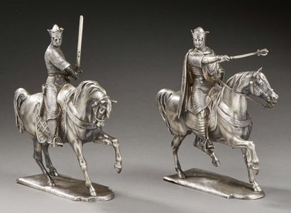 null Paire de chevaliers armés à cheval en argent reposant sur un socle.
Londres...