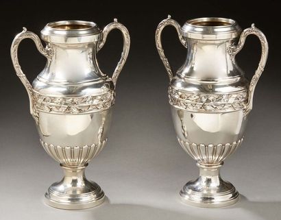 null Grande paire de vases en argent de style Louis XVI.
Poinçon Minerve. Maitre...