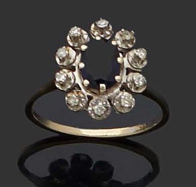 null Bague en or gris 18K (750) sertie d‘un saphir ovale entouré de petits diamants...