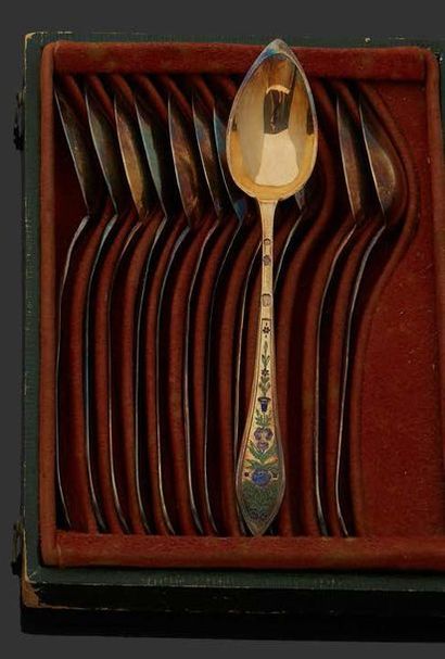 null Douze cuillères à thé en vermeil, la spatule émaillée de fleurs.
Paris 1809-1819.
Ecrin.
Poids:...