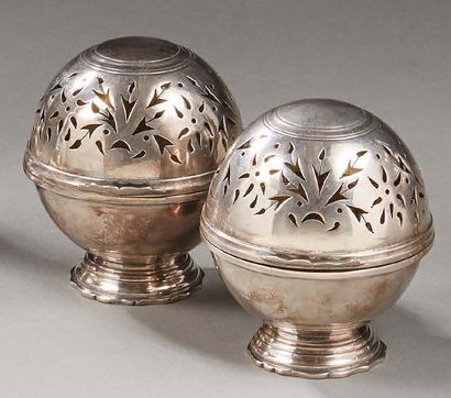 null Deux boules à éponges en métal argenté (anciennement plaqué).
Travail du XVIIIe...