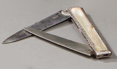 null Grand couteau
XVIIIe siècle à deux lames opposées, l'une en argent gravé, l'autre...