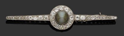 null Broche barrette en platine et or gris 18K (750) sertie d'un cabochon de chrysobéryl...