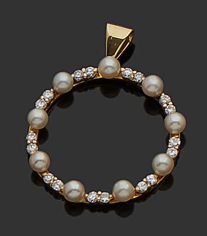 null Pendentif anneau en or jaune 18K (750) orné de perles de culture et de diamants...